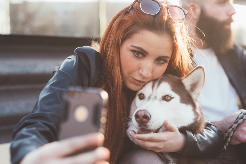 Les chiens sont des atouts sur les réseaux sociaux et les applications de rencontre